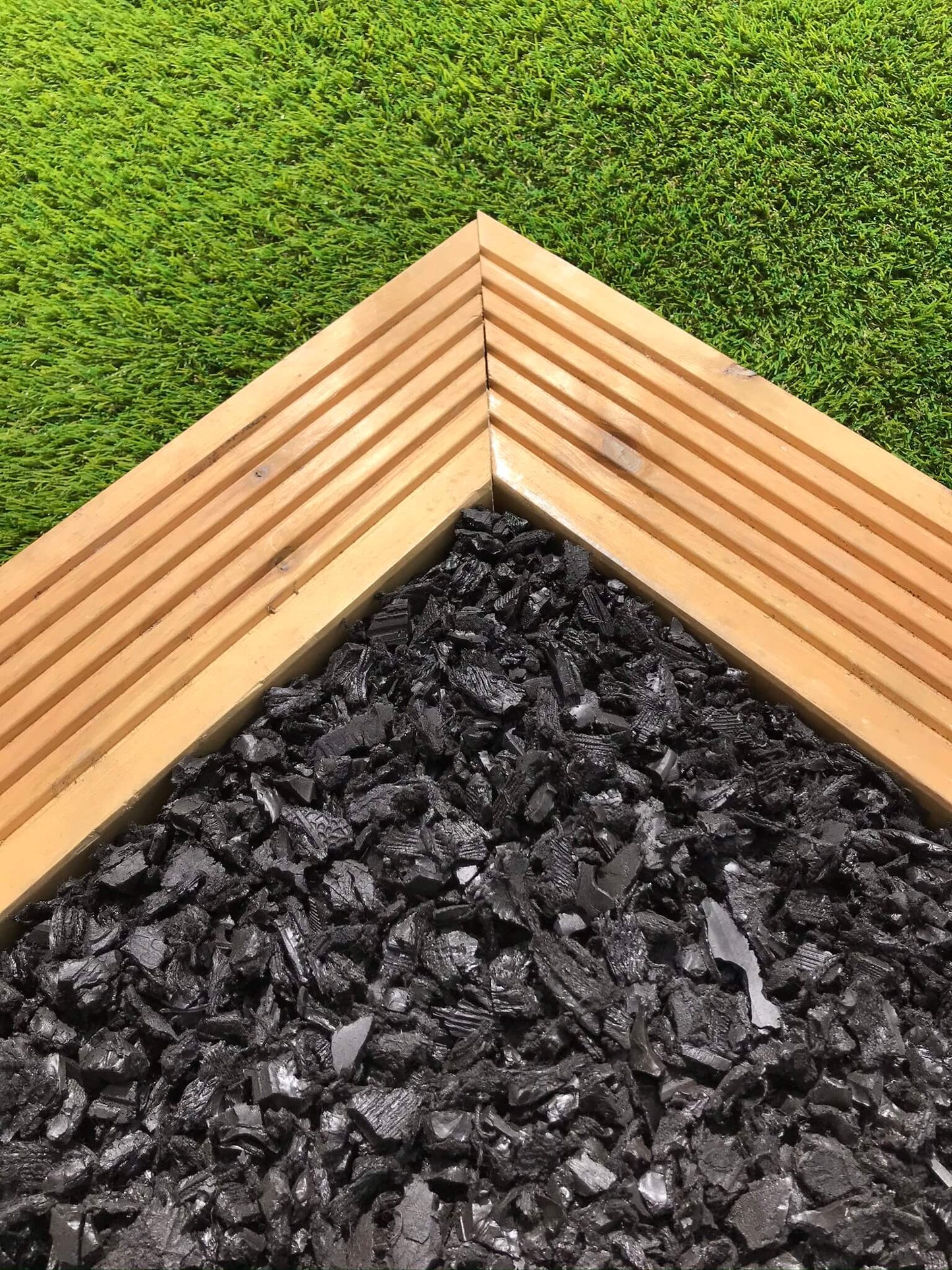 Black Rubber Mulch Play Bark Chip – 20KG ~ 1 SQM